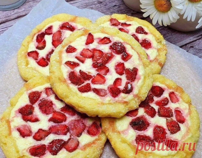ПП ВАТРУШКИ

Выход: 5 штук (570 гр)
КБЖУ на 100 гр: 198,43/15,65/8,54/13,89
КБЖУ в 1 шт: 226,21/17,84/9,34/15,84
⠀
 ТЕСТО:
Яйцо - 1 шт
Творог в брикете 0 % - 180 гр
Сливочное масло - 30 гр
Цельнозерновая пшеничная мука - 120 гр (может потребоваться меньше или больше, зависит от влажности творога)
Разрыхлитель - 1 ч.л.
Ванилин - щепотка
Подсластитель = 30 гр сахара
 НАЧИНКА:
Яйцо - 1 шт
Творог в брикете 5% - 180 гр
Клубника - 75 гр (по желанию)
Ванилин - щепотка
Подсластите...