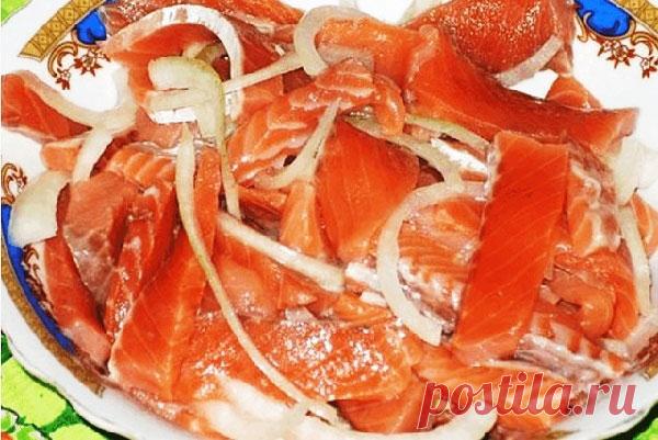 Соленая горбуша в масле с луком — Домашний уют