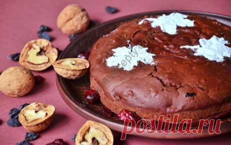 Постный шоколадный пирог с сухофруктами и орехами
