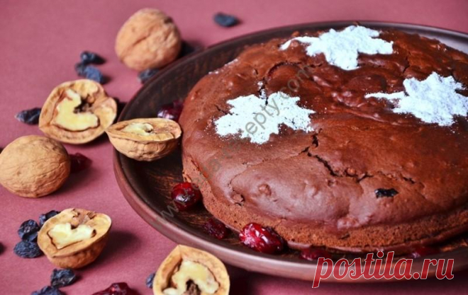Постный шоколадный пирог с сухофруктами и орехами