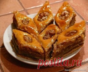 Пахлава 
Ингредиенты:
- Масло сливочное - 350 г 
- Сметана - 300 г 
- Яйца куриные - 4 шт. 
- Мука - 4 ст. 
- Сода - 1 ч.л. 
- Сахар - 2,5 ст. 
- Грецкий орех - 2 ст. 
- Мед - 2 ст.л. 
Приготовление:
Вначале приготовить тесто. Муку перетереть с 300 г масла в крошку. Добавить 3 желтка, сметану и соду, замесить тесто, убрать его в холодильник на 1 час. 
После достать, разделить на одинаковых 8 шариков. 
Подготовить начинку: орехи перемолоть, но не в муку, а чтоб оставались кусочки. 
Соединить 4