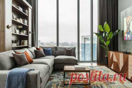 Мы недавно публиковали статью о том, что спустя несколько месяцев дизайн просто перестаешь замечать и сколько бы вы ни потратили времени на его выбор, через год останутся почти одни функциональные соображения и бытовые вопросы: тяжело ли ухаживать за этой глянцевой кухней, сколько пыли собирают статуэтки и так далее. А вы еще замечаете дизайн своего интерьера?