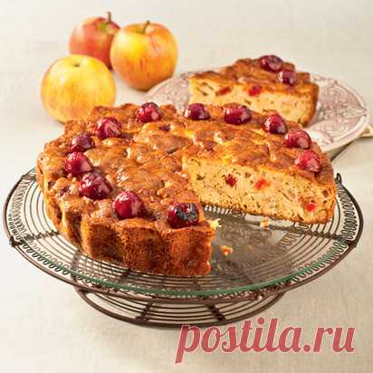 Шарлотка с яблоками и вишней | Goodhouse.ru