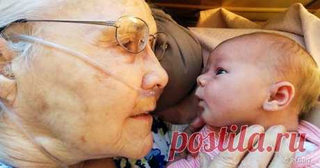 Родители сняли реакцию бабушек и дедушек от первой встречи с внуками. Даже дыхание перехватывает За свою жизнь мы встречаемся с тысячами тысяч людей. Одни встречи дарят долгую дружбу, другие — только след на ботинках. Но бывают самые важные знакомства. В первые дни жизни мы знакомимся с самыми близкими — нашими бабушками и дедушками. Эту первую и особенную встречу из двоих запомнит только один. Редакция AdMe.ru собрала трогательные фотографии этого момента. Доставайте свои...