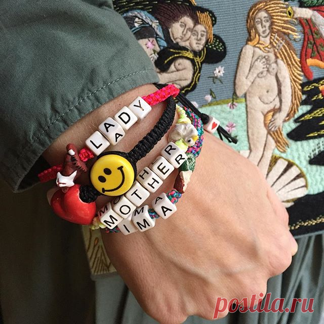{{ CANDY TIME • We are stocking up on the beautiful bracelets from VENESSA ARIZAGA combined with a hand embroidered Botticelli Book Clutch from OLYMPIA LE-TAN • CANDY TIME }} @olympialetan @venessaarizaga