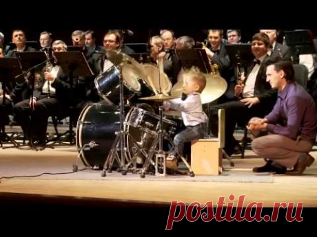Маленький мальчик на барабанах отжигает.