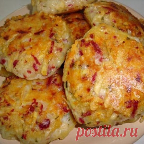 Драники с ветчиной, сыром и зеленью
 Лук, ветчину, картофель и сыр натереть на крупной тёрке.
2. Добавить яйца, муку, измельчённый укроп. Посолить. Поперчить. Хорошо перемешать.