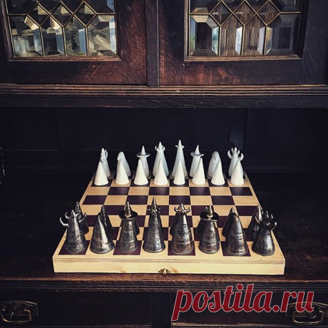 Another wheel thrown chess set for the royal game 👑 
#ceramics #pottery #wheelthrowing #instapottery #chessset #керамикаручнойработы #утробезсуеты #interiordesign