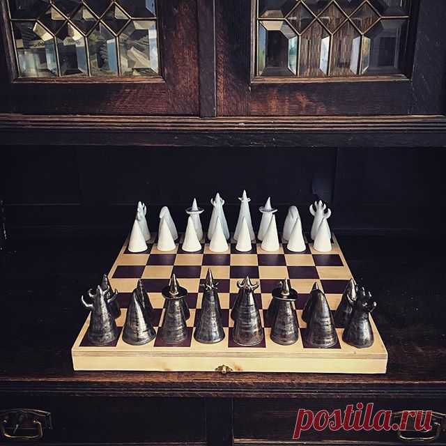 Another wheel thrown chess set for the royal game 👑 
#ceramics #pottery #wheelthrowing #instapottery #chessset #керамикаручнойработы #утробезсуеты #interiordesign
