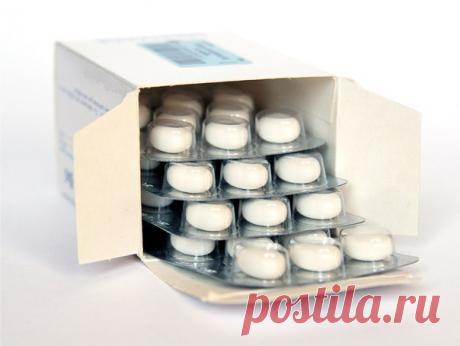 Препараты для лечения горла и дыхательных путей.
===================================

1. Анаферон – хорошее гомеопатическое средство для лечения вирусных инфекций верхних дыхательных путей.
2. Колустан – аэрозоль, хорошо снимает отеки при воспалениях.
3. Люголь, растворенный в глицерине – лучшее наружное средство при ларингите.
4. Пропосол–Н – имеет выраженные антимикробные и противовоспалительные свойства, не оказывает раздражающего действия на организм.
5. Синупрет – обл...