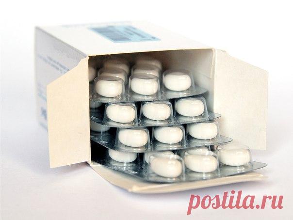 Препараты для лечения горла и дыхательных путей.
===================================

1. Анаферон – хорошее гомеопатическое средство для лечения вирусных инфекций верхних дыхательных путей.
2. Колустан – аэрозоль, хорошо снимает отеки при воспалениях.
3. Люголь, растворенный в глицерине – лучшее наружное средство при ларингите.
4. Пропосол–Н – имеет выраженные антимикробные и противовоспалительные свойства, не оказывает раздражающего действия на организм.
5. Синупрет – обл...