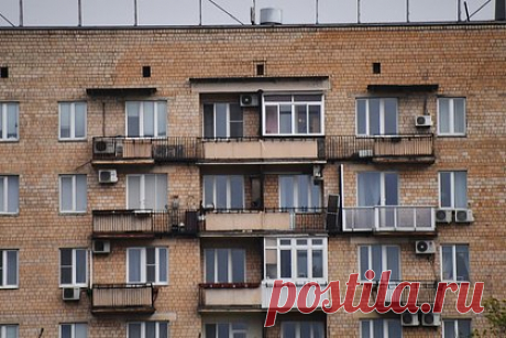 Россиянин попытался спуститься по веревке за водкой из закрытой квартиры. Екатеринбуржец попытался спуститься за водкой на веревке. Россиянин 1988 года рождения пил, пока его супруга была на работе. Когда алкоголь закончился, он решил сходить в магазин, но входная дверь была заперта. По веревке мужчина спустился до уровня второго этажа и упал. Он сломал ногу и был госпитализирован.