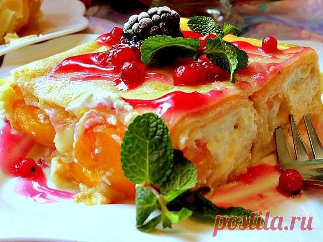 Блины с творогом и персиками

Ингредиенты:

Кефир — 500 мл
Яйца — 4 шт.
Мука — 300 г
Разрыхлитель — 5 г
Масло растительное — 50 мл
Творог — 500 г
Сахар — 6-8 ст. л.
Сметана — 100 мл
Персик консервированные — 500 г
Смородина красная замороженная — 1 стак.
Крахмал кукурузный — 1 ст. л.

Приготовление:

1. Миксером взбить 2 яйца, 2 ст. л. сахара, 500 мл кефира, 300-320 г муки, разрыхлитель. Тесто должно получиться по консистенции как густая сметана.
2. Влить 1 стак. кипятка и...