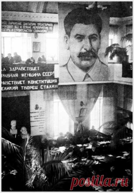 Читальный зал библиотеки им. Герцена. Снимок фотокорреспондента Кировской правды Леонида Шишкина (?). Киров. Кировская область. РСФСР. СССР. 1937 год. / История цивилизаций!