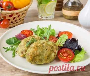 Запеченные куриные котлеты с песто Ингредиенты (на 4 порции):⠀Основа:куриный фарш из филе грудок и ножек без кожи – 800 грамм&nbsp;соль и перец по вкусу
⠀&nbsp;Для песто:&nbsp;небольшой пучок базилика – 1 шт.&nbsp;нерафинированное оливковое масло 4 ст.л.&nbsp;чеснок 2 зубчик
пармезан или аналогичный твердый терочный сыр...