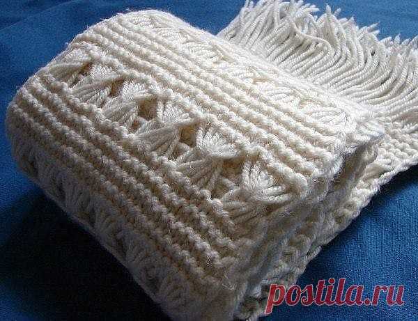 Шарфы узором Crown

Описание узора от knit-stitch 

Количество петель кратно 5.

1-4 ряды: платочная вязка.
5 ряд: 1 лиц, *провязать 1 лиц, во время провязывания намотать пряжу на спицу 3 раза*, повторять *-* до конца ряда.
6 ряд: *снять 5 петель как изнаночные, не провязывая и сбрасывая накиды из предыдущего ряда, вернуть эти 5 петель на левую спицу, затем провязать петли вместе следующим образом: 1 лиц, 1 изн, 1 лиц, 1 изн, 1 лиц.*, повторять *-* до конца ряда.
7-8 ряды:...