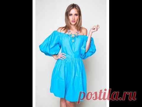 Платье с открытыми плечами и со сборкой.