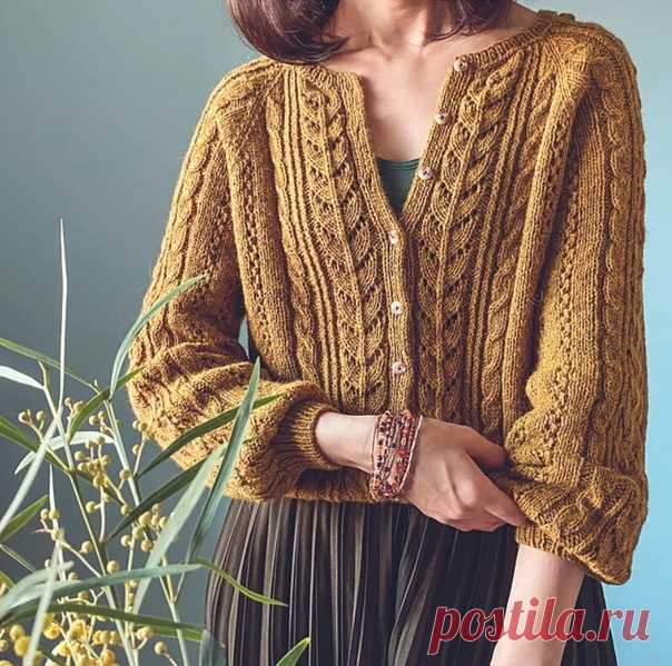 Запись на стене Женственный кардиган с рукавом реглан спицами ⚡Acacia⚡  Дизайнер: Irene Lin Кардиган с круглым вырезом вяжется без швов сверху вниз с прибавлениям по линиям реглана, сочетающими косы, скрещенные петли и накиды. Для ростка у горловины выполняется несколько укороченных рядов. Планки полочек вяжутся одновременно с основным полотном, поэтому дополнительной работы с поднятием петель и выполнением планок не потребуется. Для удобства в описание вкл...