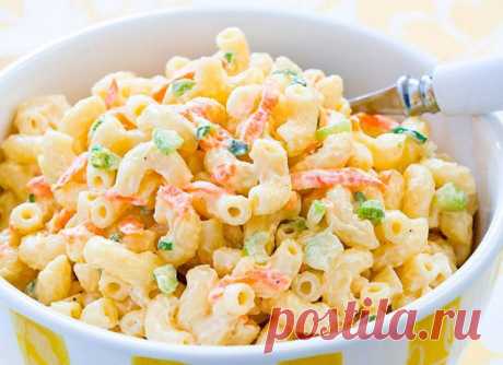 Гавайский салат с макаронами и ананасом.