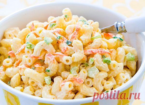 Гавайский салат с макаронами и ананасом.