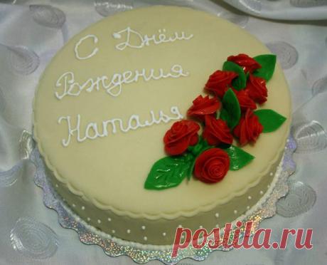 Праздничный торт «Цветы» 

Ингредиенты: 
Для коржа: 
— масло сливочное – 180 г; 
— сахар — 1 стакан; 
— сахар ванильный — 1 ч.л.; 
— яйцо — 3 шт.; 
— сода — 1 ч.л.; 
— мука — 250 г; 
— какао — 60 г; 
— кефир — 300 мл. 

Для пропитки: 
— сахар — 5 ст.л.; 
— вода — 7 ст.л.; 
— ликер (коньяк) — 1,5 ст.л. 

Для прослойки: 
— фрукты (можно замороженные); 
— шоколад —200 г; 
— сливки — 200 г; 
— сахар — 1,5 ст. 

Для мастики: 
— маршмеллоу — 220 г; 
— лимонный сок — 2 ст.л.; 
— ...