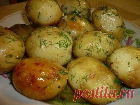 КАРТОФЕЛЬ, ЗАПЕЧЕННЫЙ В МУЛЬТИВАРКЕ!
Необыкновенно вкусно и аппетитно! Особенно хорошо она получается из мелкой картошки, которую запекают целиком!
ГОТОВИТСЯ КАРТОФЕЛЬ ОЧЕНЬ ПРОСТО:
Мелкую картошку почистить и уложить в мультиварку, предварительно налив на дно немного растительного масла.
А вот дальше начинается самое главное. Можно, конечно, посолить картошечку обычной солью, но гораздо вкуснее и ароматнее она получится, если взять соль с приправами, например, «вкусную соль» (она так и назы