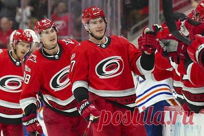 Хет-трик российского форварда помог «Каролине» победить в матче НХЛ. «Каролина» со счетом 7:2 обыграла «Эдмонтон» в матче НХЛ. Победу команде помогли одержать три гола российского нападающего Андрея Свечникова. Этот хет-трик стал вторым для форварда в текущем сезоне, а третья заброшенная шайба — сотой в карьере игрока в лиге. Позже он был признан третьей звездой матча.