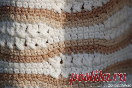 Узор крючком: "Обнимающиеся" перекрещенные столбики.