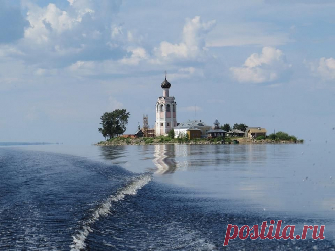 В окружении воды хорошо смотрится и Спас Каменный на Кубенском озере Вологодской обл. Facebook
