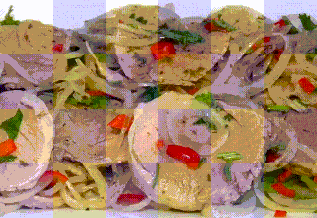 Ароматная мясная закуска «Холодный шашлык»
Ингредиенты:
Отварная свинина (можно заменить говядиной или отварным языком) — полкило
3 средних луковицы
Любая зелень (пучок) — кинза (очень рекомендую!), петрушка, укроп
Перец Чили — 1 стручок
Для вкусного маринада берем следующее:
вода кипяченая холодная — 50 грамм
сок лимона (или лайма) — 90 грамм (это примерно 3 шт.)
Бальзамический уксус — 2 стол. ложки
Сахар — 3 стол. ложки
Соль -1,5 чайных ложки
Масло оливковое (или любое другое р