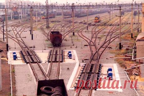 В это время в стране, и соответственно в нашем городе снова началась очередная перестановка партийных и советских кадров...