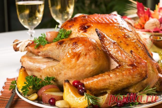 КАК УБРАТЬ ВСЕ КОСТИ ИЗ ЦЕЛОЙ КУРИЦЫ 
Для себя я разделяю отделение костяка у курицы на два способа: открытый и закрытый.
Закрытый для фаршировки тушки птицы.Открытый для изготовления рулетов, и также для фаршировки.
I. ОТКРЫТЫЙ СПОСОБ
М…