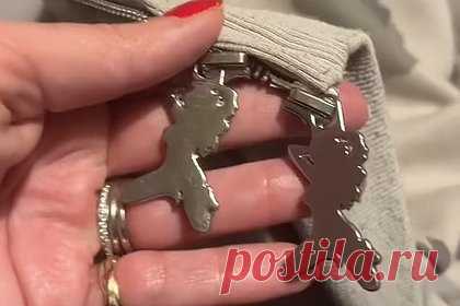 Женщина год не замечала изображение стриптизерш на кофте 11-летней дочери. Блогерша разглядела непристойный принт на одежде дочери через год после покупки и возмутилась увиденному. На размещенных кадрах она призналась, что месяцами не замечала пошлые, на ее взгляд, рисунки на ткани и форму молнии вещи. «Я думала, что это феи. Оказалось, что это стриптизерши», — уточнила женщина.