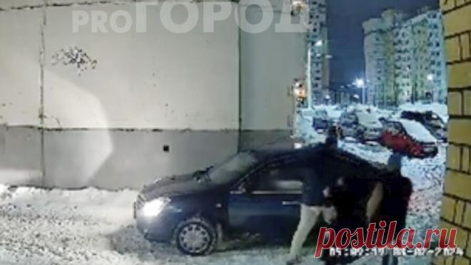 Похищение россиянки в Кирове попало на камеры подъезда. В Кирове камера видеонаблюдения зафиксировала, предположительно, похищение местной жительницы. Об этом сообщает Telegram-канал "Новости Кирова - Pro Город". Инцидент произошел в ночь на 3 февраля у дома N2 по улице Широтной. На ...