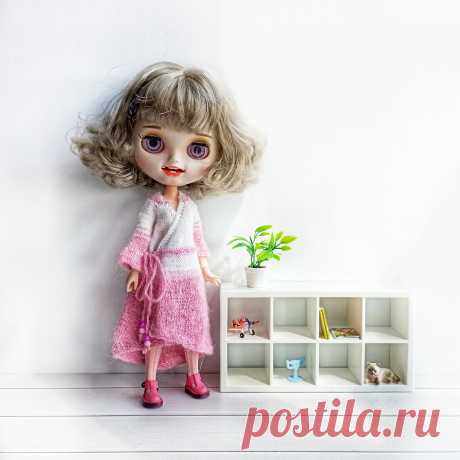 Платье с запахом «Ретро» для куклы Блайз и Барби / МК по вязанию | Дело было вечером | Дзен