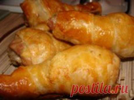 Куриные ножки с сыром и в слоёном тесте Хочу поделиться рецептом . Просто, вкусно и на стол поставить не стыдно , а то ведь праздники ещё впередиКуриные ножки помыть, обсушить и обжарить в сковородке, посолить, поперчить...