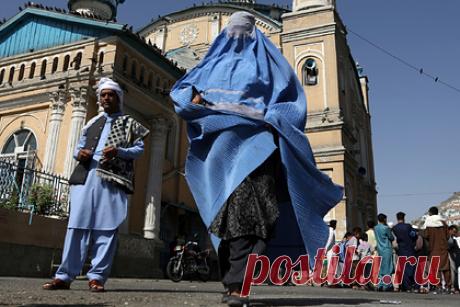 Паранджа в Афганистане подорожала в десять раз. Женщины Афганистана вынуждены проводить часы в очередях, чтобы купить паранджу. По их словам, после прихода к власти «Талибана» цены на этот вид одежды выросли в десять раз. Подорожание связано с высоким спросом. «Паранджа — редкость. У меня есть одна или две на трех женщин в семье», — заявила местная жительница.