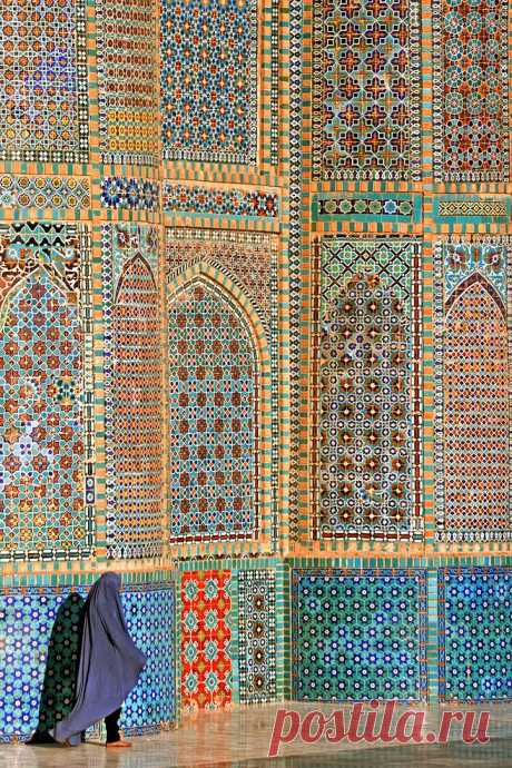 Blue Mosque in Mazar-e-Sharif, Afghanistan  |  Найдено на сайте islamic-arts.org.