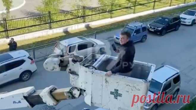 Россиянки вызвали автовышку, чтобы вытащить друга на прогулку. На Сахалине две девушки вызвали автовышку, чтобы вытащить своего друга из квартиры на прогулку. Об этом сообщает "АСТВ.ру". По информации издания, инцидент произошел 1 июня в городе Южно-Сахалинске. По словам очевидца, девушки ...