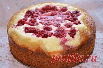 Самый быстрый пирог «Незваный гость» Очень вкусный сладкий пирог – спасение от незваных гостей или при неожиданном визите родственников. От начала готовки до подачи занимает 30 минут!!! Ингредиенты: — Сметана — 5 ст.л. — Майонез — 5 ст.л. — Сода — 1 ч.л. — Яйца — 2 шт. — Мука — 250 г — Сахар — 150 г — Творог …