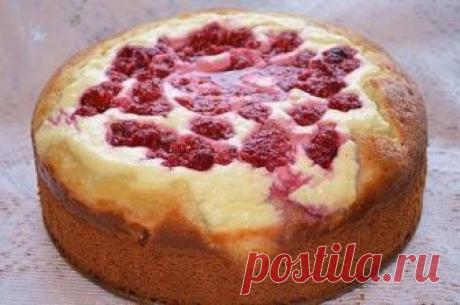 Самый быстрый пирог «Незваный гость» Очень вкусный сладкий пирог – спасение от незваных гостей или при неожиданном визите родственников. От начала готовки до подачи занимает 30 минут!!! Ингредиенты: — Сметана — 5 ст.л. — Майонез — 5 ст.л. — Сода — 1 ч.л. — Яйца — 2 шт. — Мука — 250 г — Сахар — 150 г — Творог …