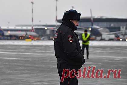 Опоздавший на рейс россиянин выбежал на взлетную полосу и угодил в полицию. Россиянин опоздал на рейс, выбежал на взлетно-посадочную полосу, чтобы успеть на самолет, и угодил в полицию. Инцидент произошел с 40-летним жителем Иркутска, летевшим из Сургута в Москву. Отмечается, что он приехал в аэропорт, прошел осмотр, однако по пути к стойке регистрации решил покурить.