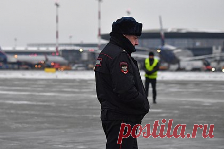 Опоздавший на рейс россиянин выбежал на взлетную полосу и угодил в полицию. Россиянин опоздал на рейс, выбежал на взлетно-посадочную полосу, чтобы успеть на самолет, и угодил в полицию. Инцидент произошел с 40-летним жителем Иркутска, летевшим из Сургута в Москву. Отмечается, что он приехал в аэропорт, прошел осмотр, однако по пути к стойке регистрации решил покурить.