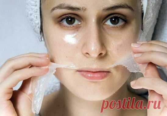 10 домашних масок, которые заменят ботокс и филлеры 
Не забудь сохранить себе 
 
Желатин — природный источник коллагена, который необходим для упругости кожи. 
 
Правила приготовления желатиновой маски: 
Используй обычный пищевой желатин. 
Заливай его только холодной водой (или молоком, или настоем трав, но обязательно холодным!). 
Соблюдай пропорцию 1 чайная ложка сухого желатина на 7 чайных ложек жидкости. 
Дай гранулам набухнуть в течение нескольких часов и убедись, что они перестали увеличив