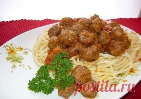 СПАГЕТТИ С СОУСОМ ИЗ ФРИКАДЕЛЕК
Нам потребуется:
мясной фарш – 500 г
яйцо – 1 шт
лук – 1 шт
морковь – 1 шт
помидоры – 1-2 шт
томатная паста- 2 ст.л.
оливковое масло
сухой или свежий болгарский перец
молоко – 150 мл
смесь прованских трав
соль, перец
чеснок – 3 зубчика
спагетти
1. Приготовьте необходимые продукты для блюда.
2. Для соуса нарезать лук мелким кубиком. Морковь натереть на крупной терке. Овощи спассеровать на разогретой с растительным маслом сковороде.