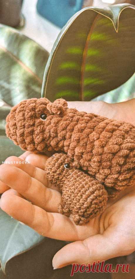PDF Капибара крючком. FREE crochet pattern; Аmigurumi animal patterns. Амигуруми схемы и описания на русском. Вязаные игрушки и поделки своими руками #amimore - маленький капибара из плюшевой пряжи, плюшевая капибара.