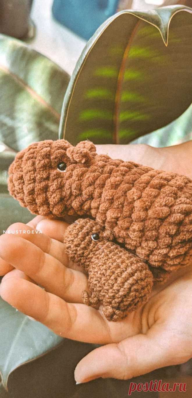 PDF Капибара крючком. FREE crochet pattern; Аmigurumi animal patterns. Амигуруми схемы и описания на русском. Вязаные игрушки и поделки своими руками #amimore - маленький капибара из плюшевой пряжи, плюшевая капибара.