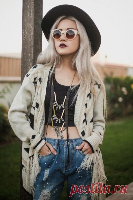 Круглые солнцезащитные очки – «Teashades» (тишейды) или “Ленноны” – один из символов хиппи во всем мире.