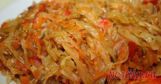 Как тушить капусту, чтобы получилось очень вкусно: несколько дельных советов Тушеную капусту можно справедливо назвать одним из самых распространенных блюд славянской кухни. Для него используют как обычную белокочанную, так и краснокочанную, квашеную, брюссельскую, цветную капусту или брокколи. Тушеная капуста может подаваться в качестве отдельного блюда или дополняться такими ингредиентами, как картошка, грибы, сосиски, а может входить в состав других блюд.