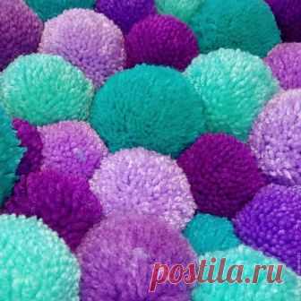 100 лучших идей: коврик своими руками на фото Коврик из старых вещей своими руками: из футболок, джинсов, пряжи. Как сделать коврик: идеи, варианты на фото. Корик из помпонов своими руками мастер класс.